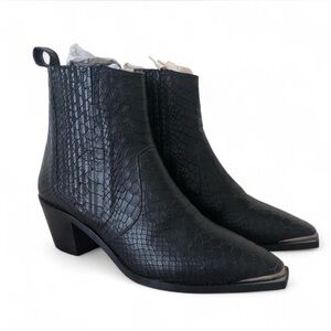 FLATTERED Black Western Boots